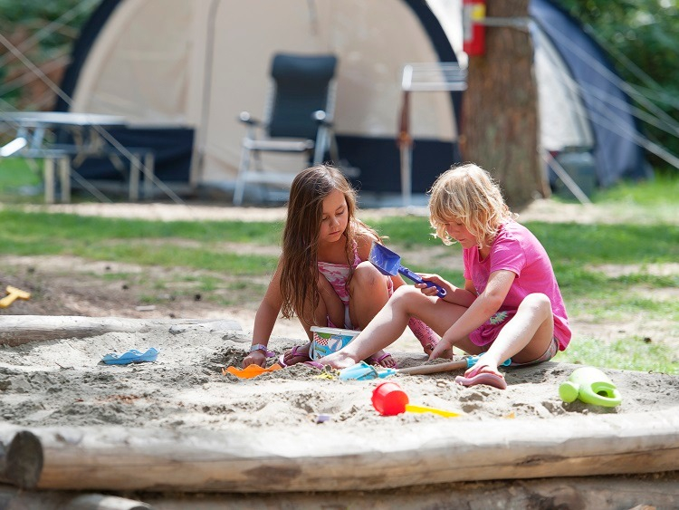 Eenoudervakantie Zomerplezier Kamperen op caravanplek