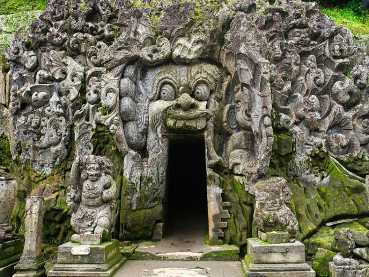 Dag 8: Labuan Bajo – Denpasar – Goa Lawa – Candidasa / Lebih